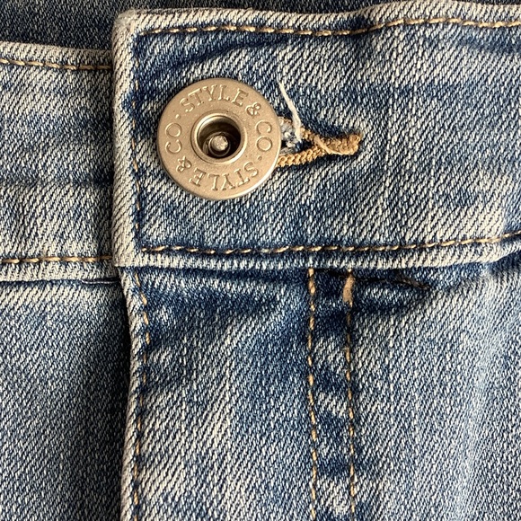 Style & Co. Light Blue to White Ombre Capri Jeans - Picture 4 of 9